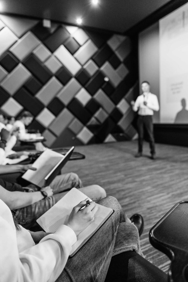 Formateur animant une présentation en anglais