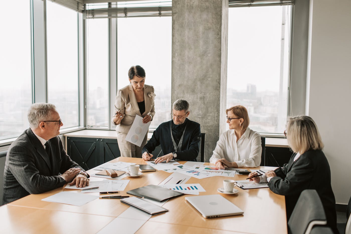 Professionnels en réunion dans un cadre d’entreprise