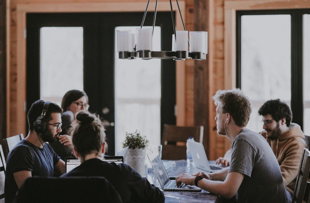 Collaborateurs en réunion de travail en entreprise