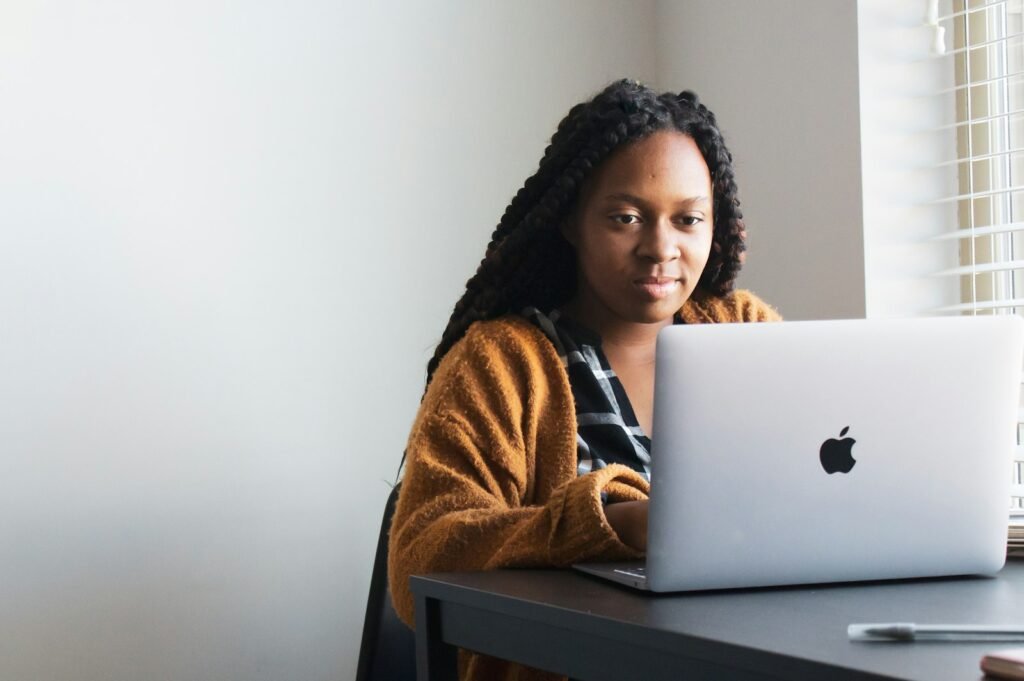 Professionnelle concentrée sur son ordinateur portable dans un espace de travail